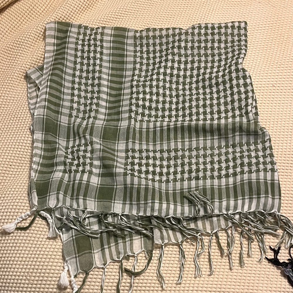 Green and White Patterned Scarf